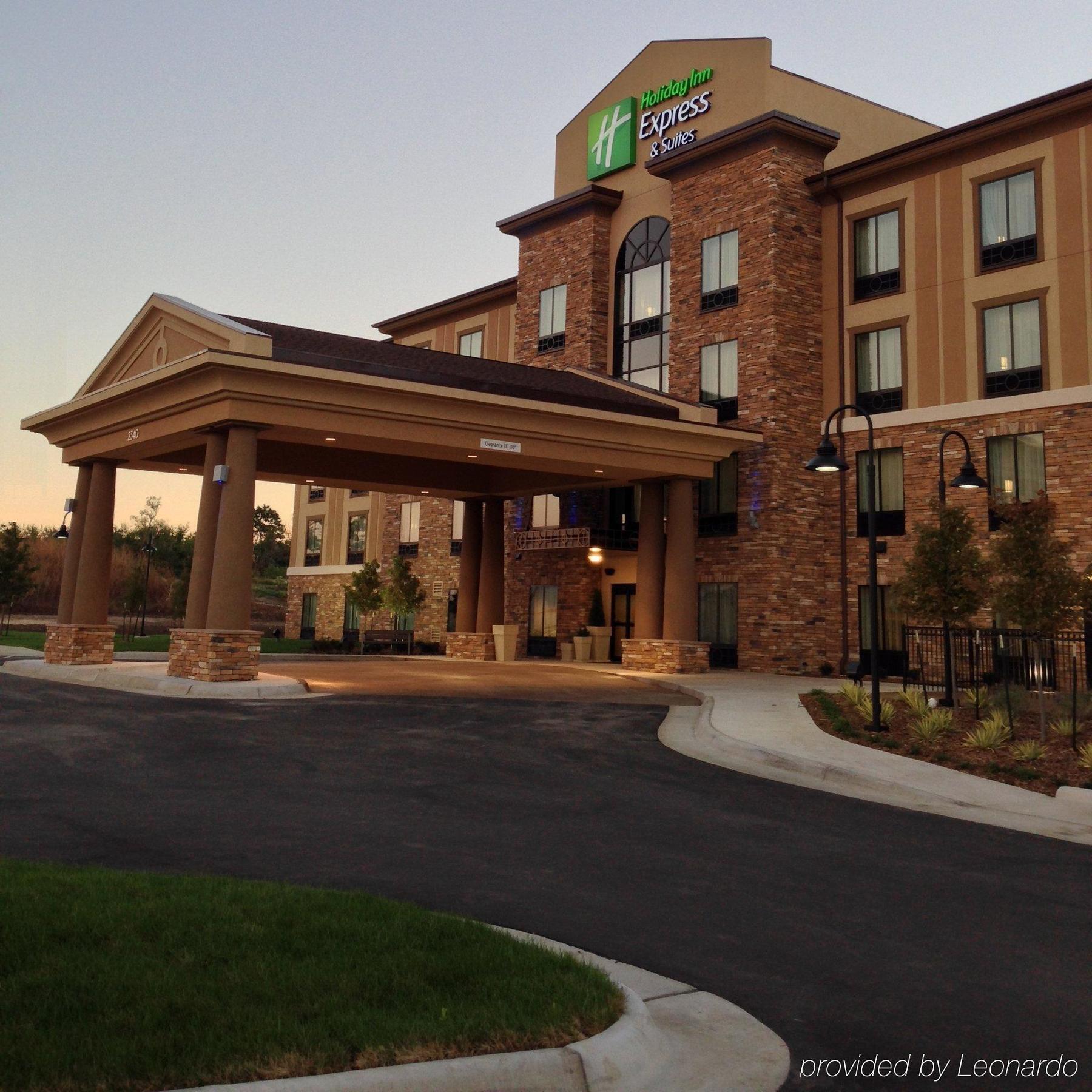 Holiday Inn Express Hotel & Suites Wichita Northeast By Ihg Esterno foto