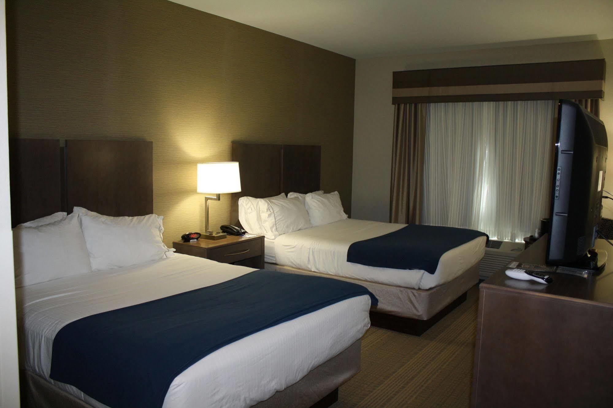 Holiday Inn Express Hotel & Suites Wichita Northeast By Ihg Esterno foto