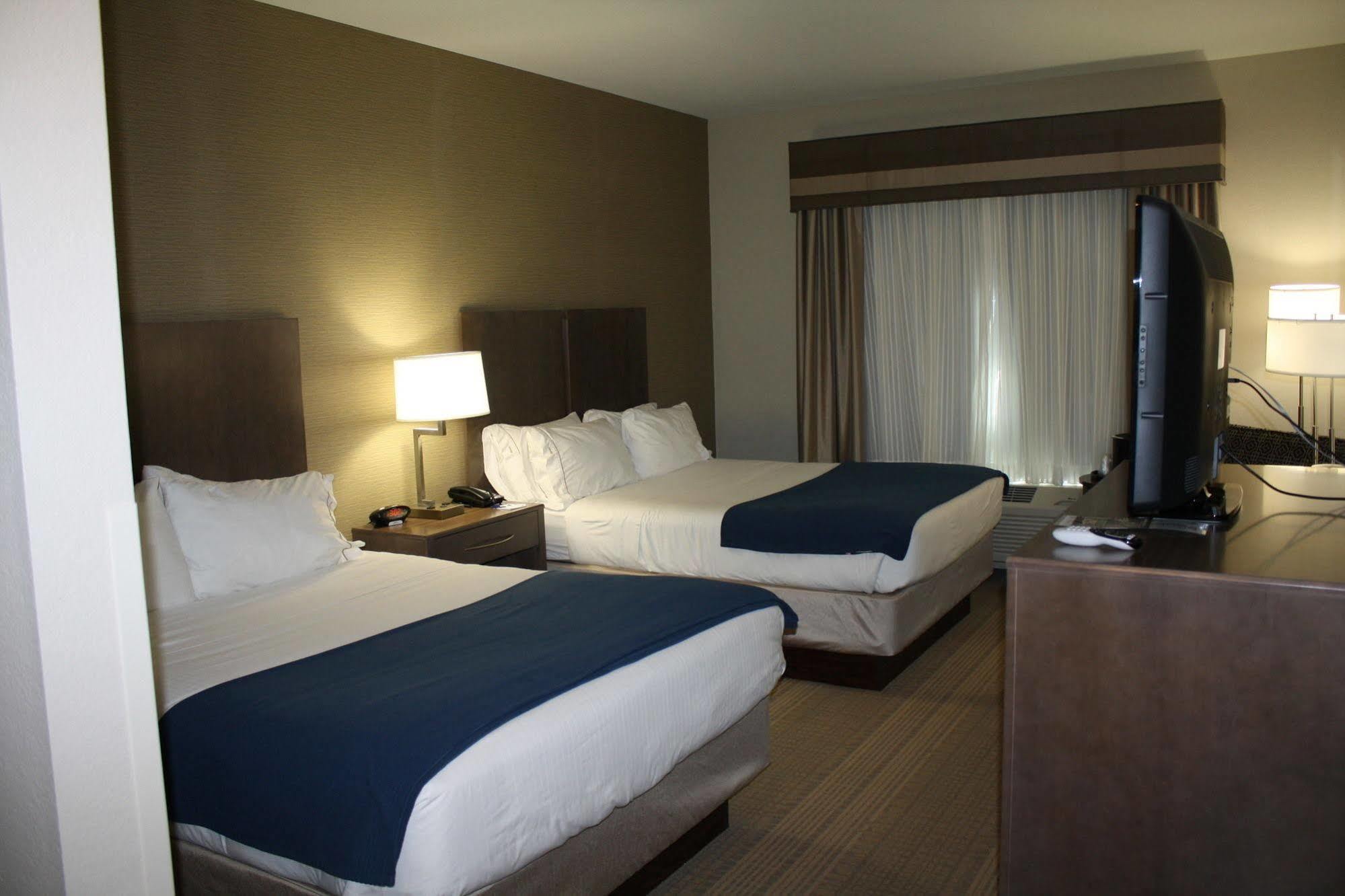 Holiday Inn Express Hotel & Suites Wichita Northeast By Ihg Esterno foto