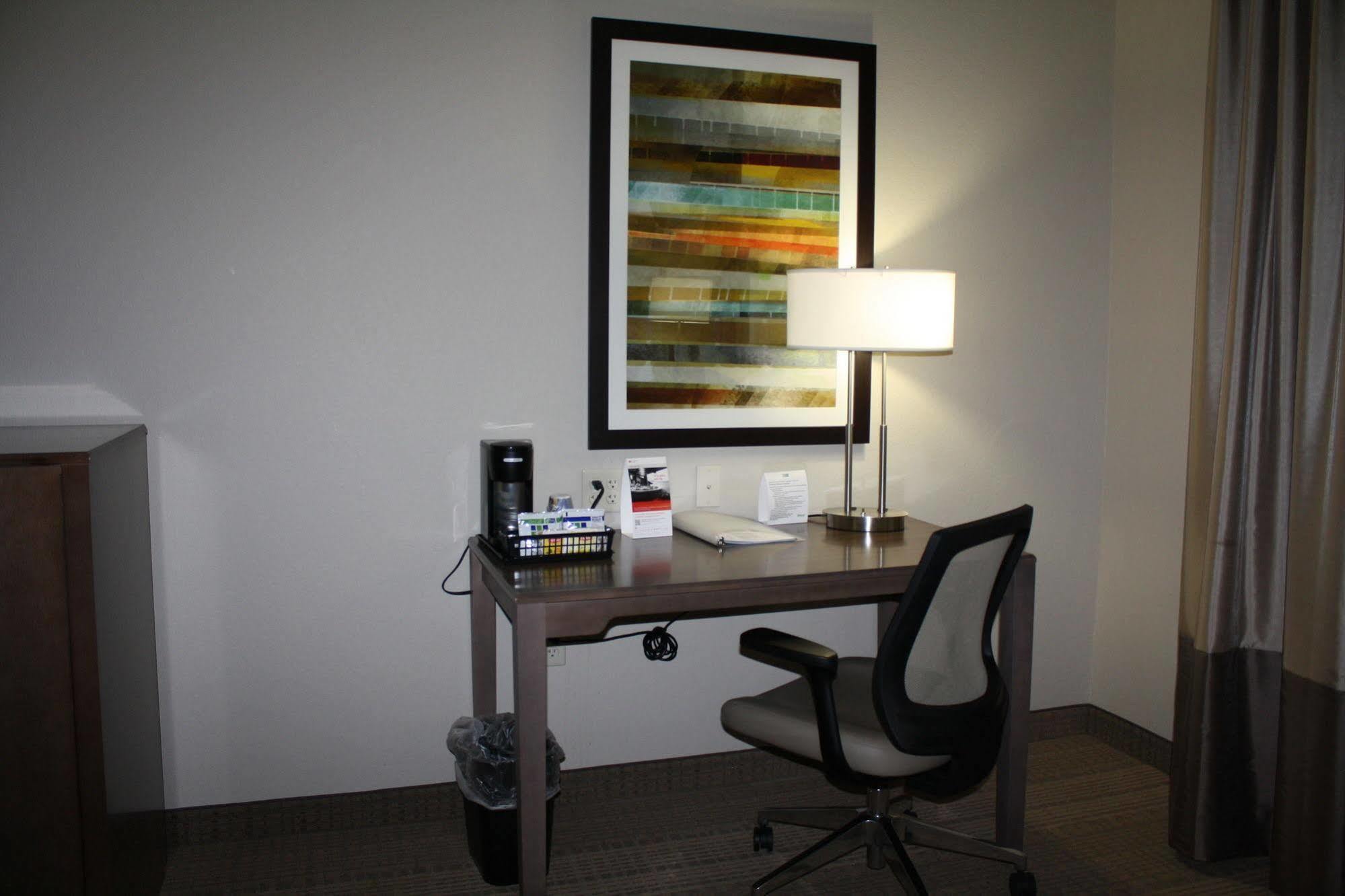 Holiday Inn Express Hotel & Suites Wichita Northeast By Ihg Esterno foto