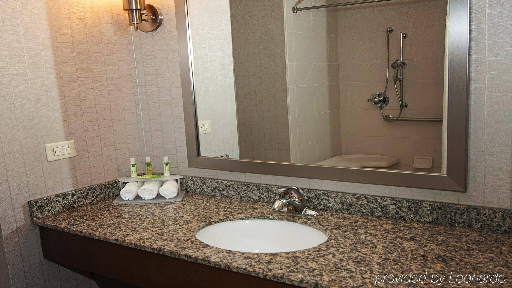 Holiday Inn Express Hotel & Suites Wichita Northeast By Ihg Esterno foto
